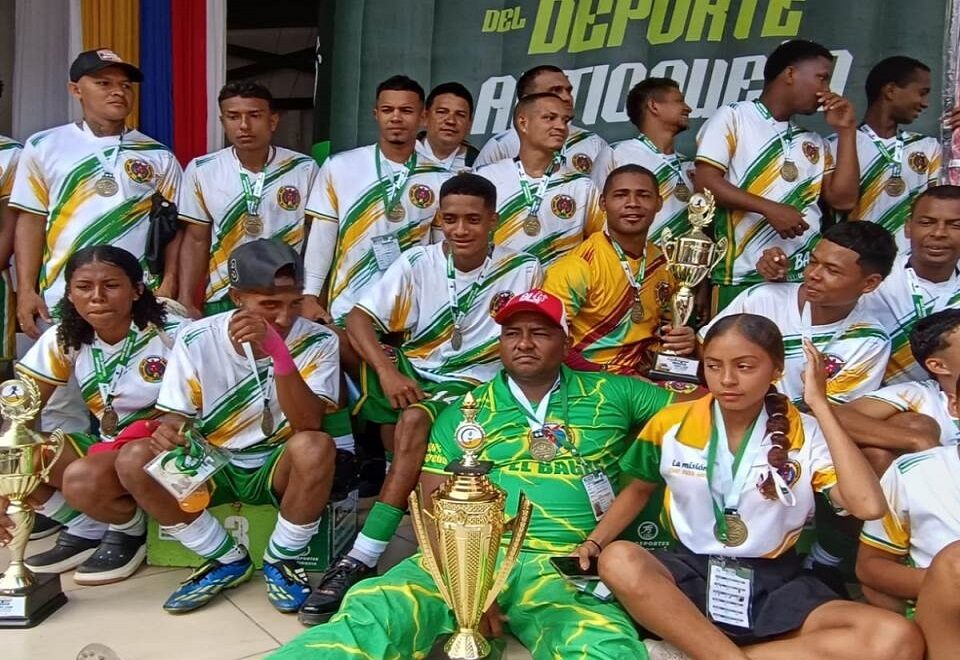 (En la foto de @loaizal, integrantes de la delegación de El Bagre, campeona general de los Juegos Campesinos "Héroes de la Tierra" de Norte y Bajo Cauca de Antioquia)