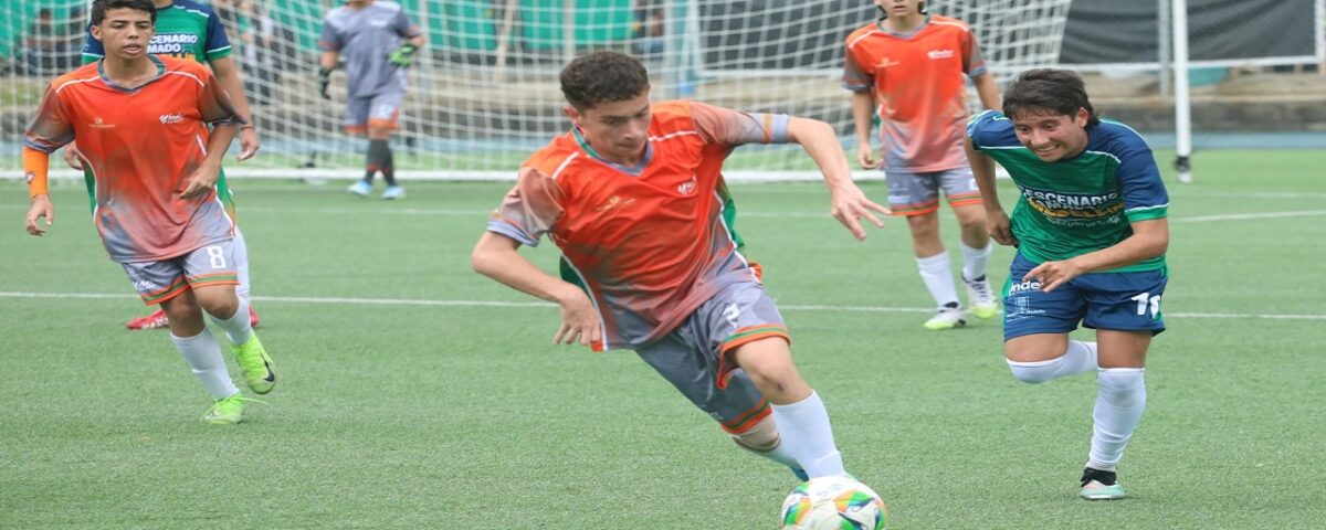 Partido de fútbol entre Envigado 2 - Medellín 1.