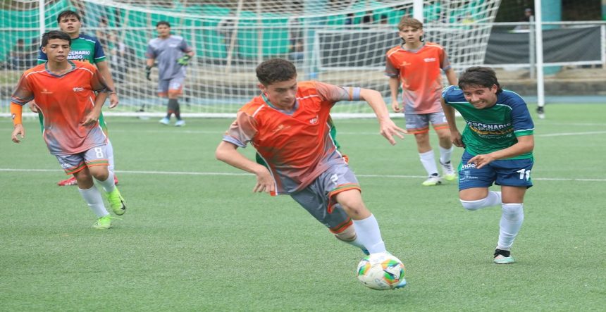 Partido de fútbol entre Envigado 2 - Medellín 1.