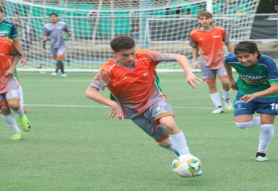 Partido de fútbol entre Envigado 2 - Medellín 1.