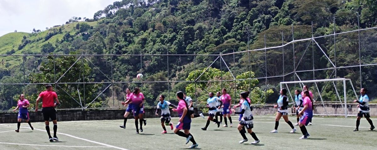 secuencia del partido de fútbol femenino entre los oncenos de Angostura 2 vs Campamento 1