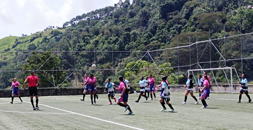 secuencia del partido de fútbol femenino entre los oncenos de Angostura 2 vs Campamento 1