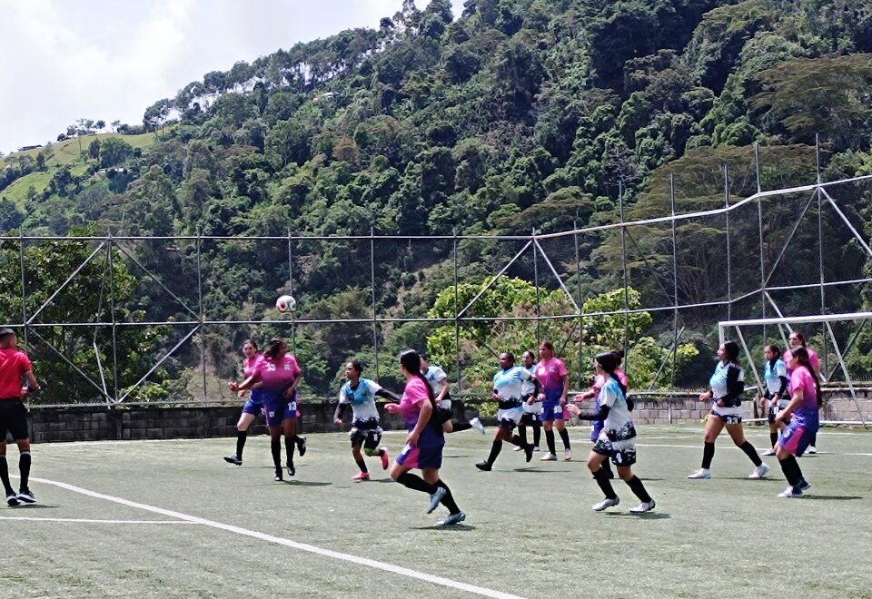 secuencia del partido de fútbol femenino entre los oncenos de Angostura 2 vs Campamento 1