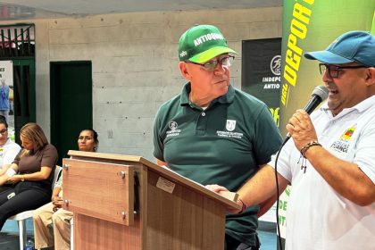 Luis Fernando Loaiza Gallego y Jorge Raúl Gallo Machado en la inauguración de los Juegos Campesinos de Norte y Bajo Cauca en Ituango