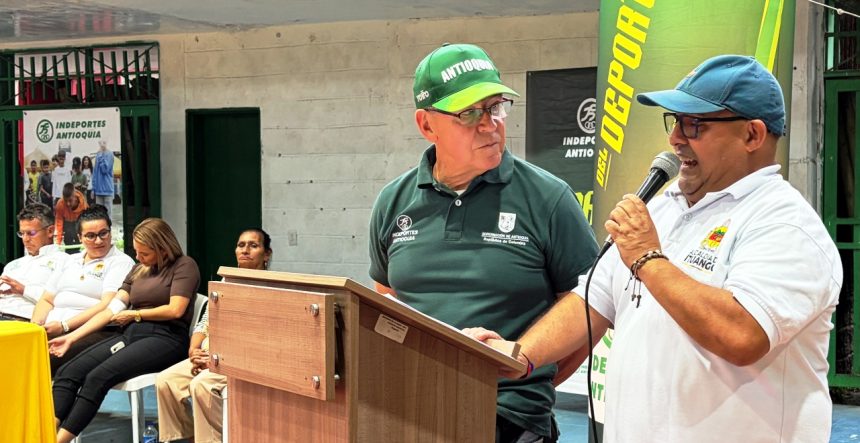 Luis Fernando Loaiza Gallego y Jorge Raúl Gallo Machado en la inauguración de los Juegos Campesinos de Norte y Bajo Cauca en Ituango