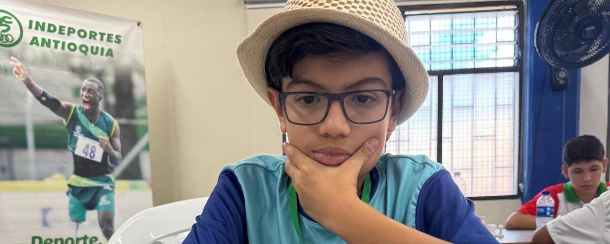 Un sombrero, un tablero y un sueño: la historia de José Miguel Quintero en los Juegos Intercolegiados en Amalfi