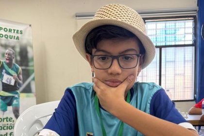 Un sombrero, un tablero y un sueño: la historia de José Miguel Quintero en los Juegos Intercolegiados en Amalfi