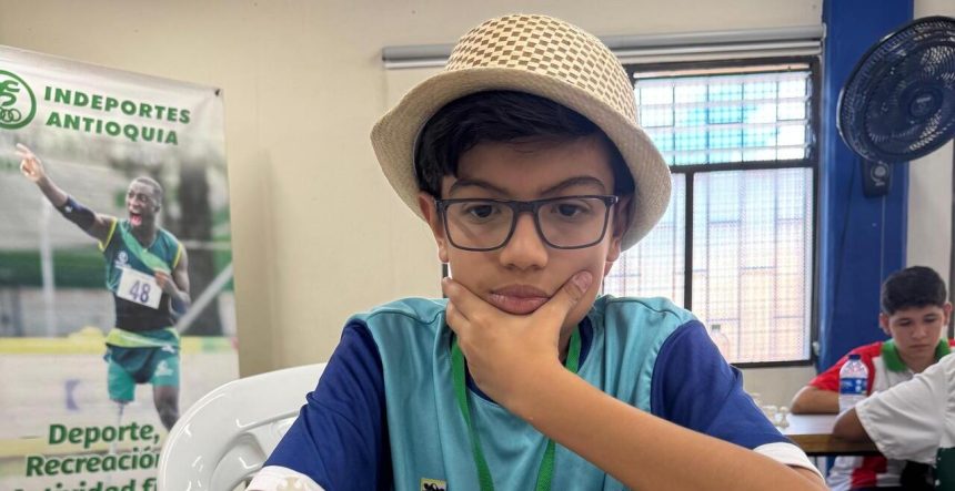 Un sombrero, un tablero y un sueño: la historia de José Miguel Quintero en los Juegos Intercolegiados en Amalfi