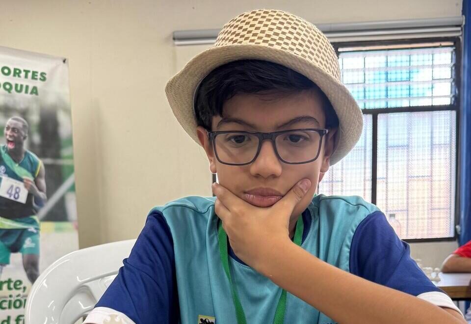Un sombrero, un tablero y un sueño: la historia de José Miguel Quintero en los Juegos Intercolegiados en Amalfi