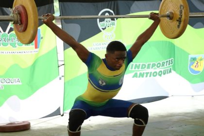 , en acción Ismael Jareth Quejada Simanca de Turbo. Ganador de la categoría 65 kilogramos, categoría prejuvenil