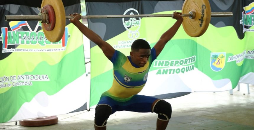 , en acción Ismael Jareth Quejada Simanca de Turbo. Ganador de la categoría 65 kilogramos, categoría prejuvenil