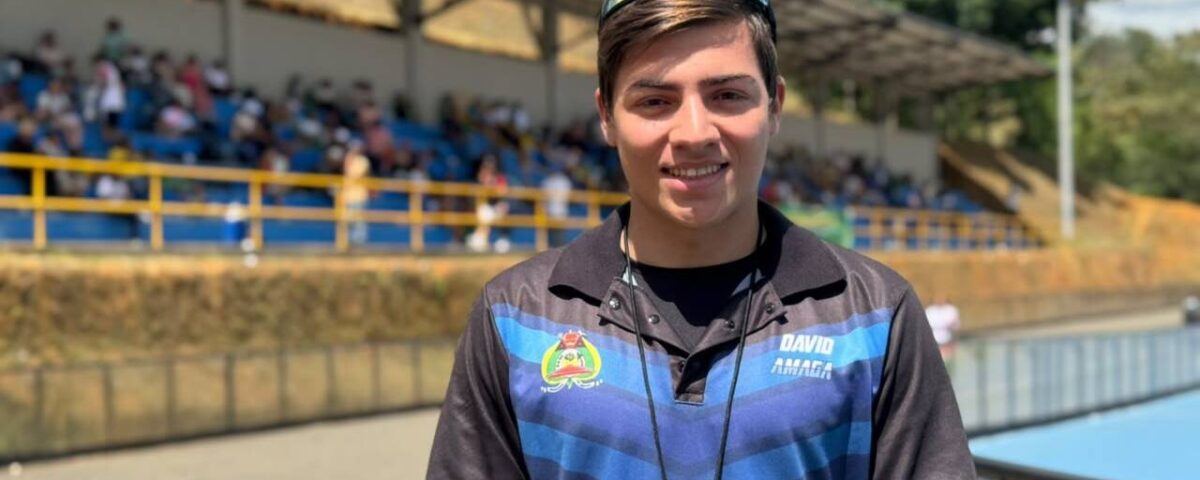 El profe David Vásquez Correa, el entrenador de Amagá que siempre está al lado para acompañar y formar