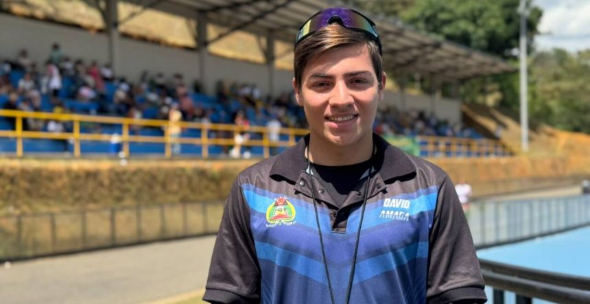 El profe David Vásquez Correa, el entrenador de Amagá que siempre está al lado para acompañar y formar