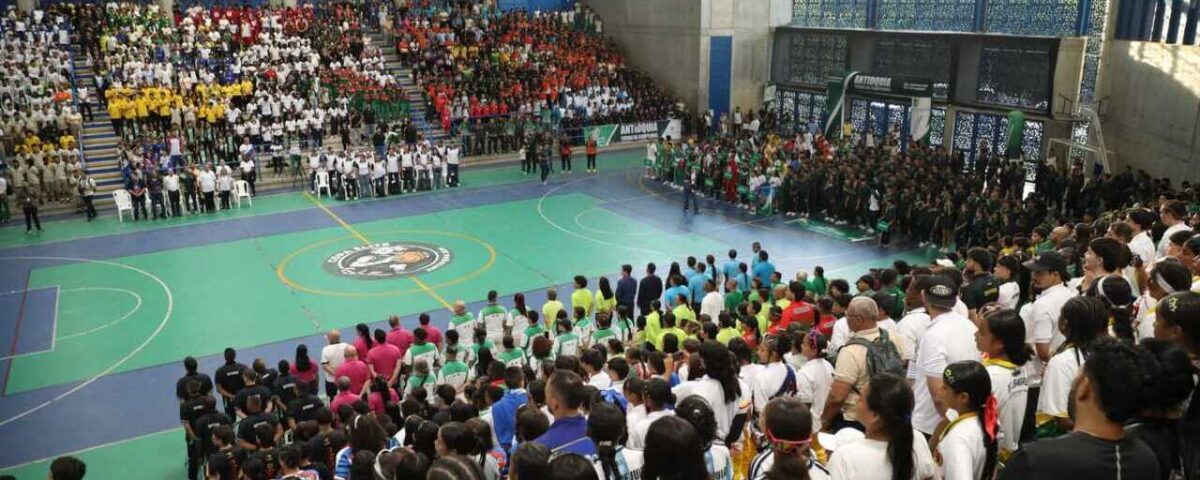 Con un minuto de silencio por las víctimas del terremoto y con la promesa de retener el título nacional, Antioquia inauguró la final departamental de los Intercolegiados 2026 en Girardota