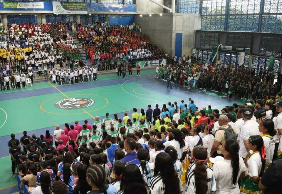Con un minuto de silencio por las víctimas del terremoto y con la promesa de retener el título nacional, Antioquia inauguró la final departamental de los Intercolegiados 2026 en Girardota