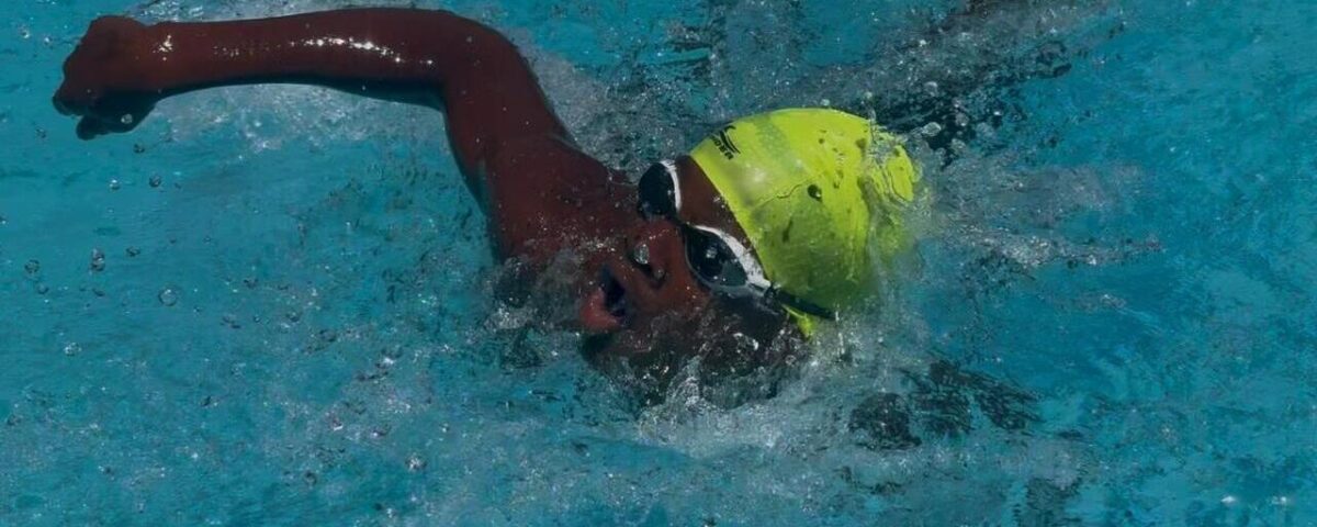 Juan Esteban García Córdoba, de Turbo, entrenó en río y mar, para competir en natación en la final de los Intercolegiados de Girardota