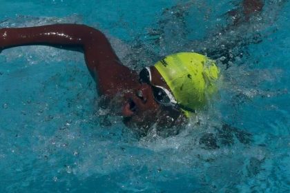 Juan Esteban García Córdoba, de Turbo, entrenó en río y mar, para competir en natación en la final de los Intercolegiados de Girardota
