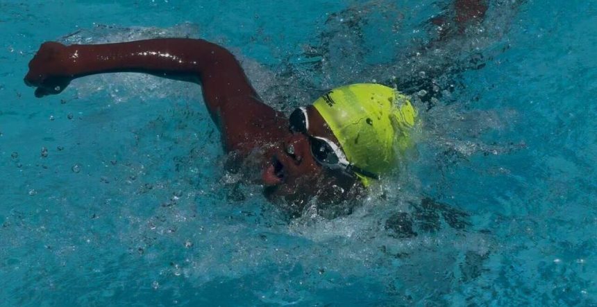 Juan Esteban García Córdoba, de Turbo, entrenó en río y mar, para competir en natación en la final de los Intercolegiados de Girardota