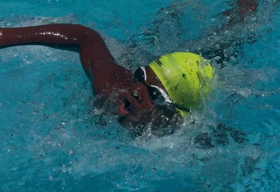Juan Esteban García Córdoba, de Turbo, entrenó en río y mar, para competir en natación en la final de los Intercolegiados de Girardota