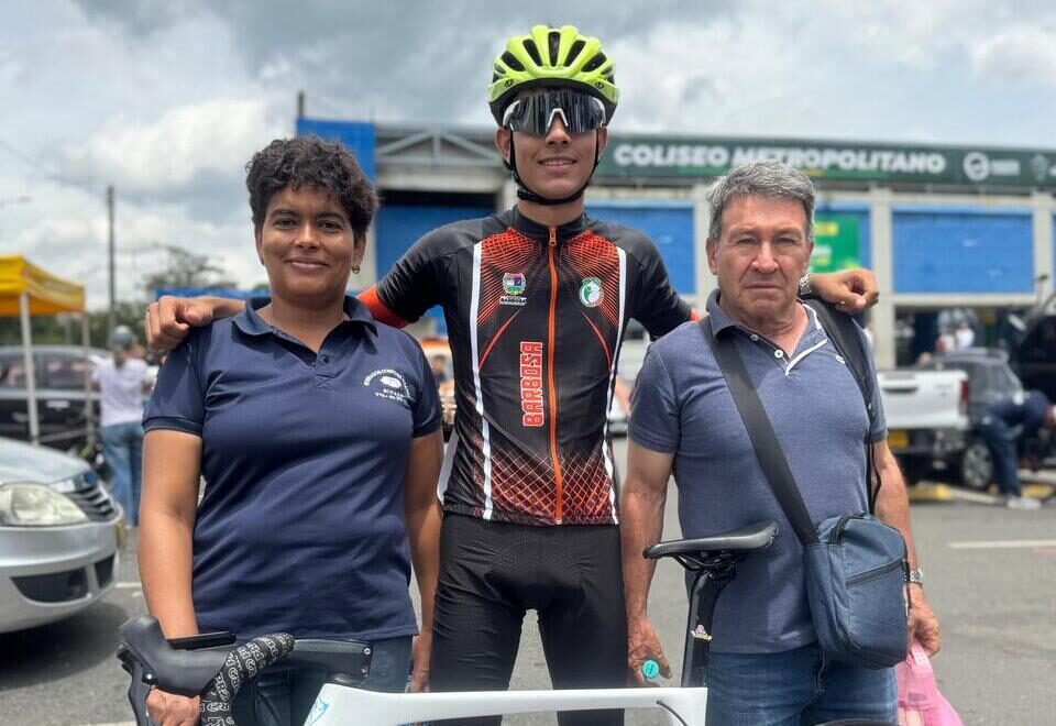 Estudia gastronomía y sueña con Europa: la historia de Juan José Múnera, el ciclista de Barbosa que ganó el oro en Girardota