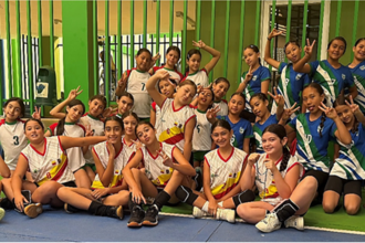 Deportistas de voleibol en Urrao en los Juegos Escolares de Suroeste