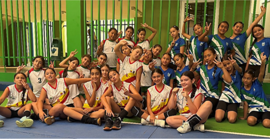 Deportistas de voleibol en Urrao en los Juegos Escolares de Suroeste