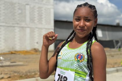 Trenzas largas, pies descalzos y un grito de victoria así ganó Isabella Hernández Lemus en Entrerríos
