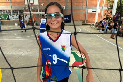María Isabel Cogollo juega voleibol para Carepa en Juegos Escolares y usa las gafas del Hombre Araña