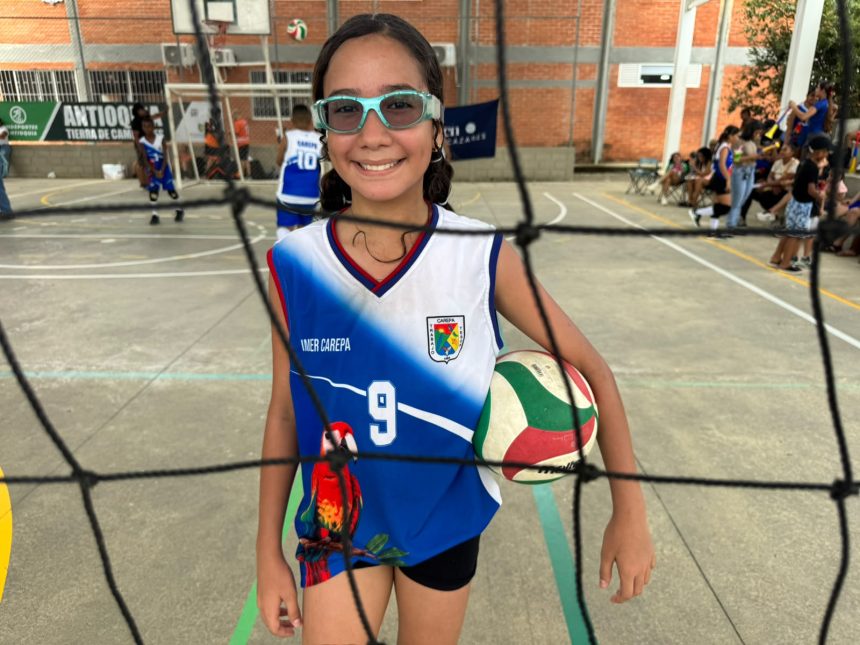 María Isabel Cogollo juega voleibol para Carepa en Juegos Escolares y usa las gafas del Hombre Araña