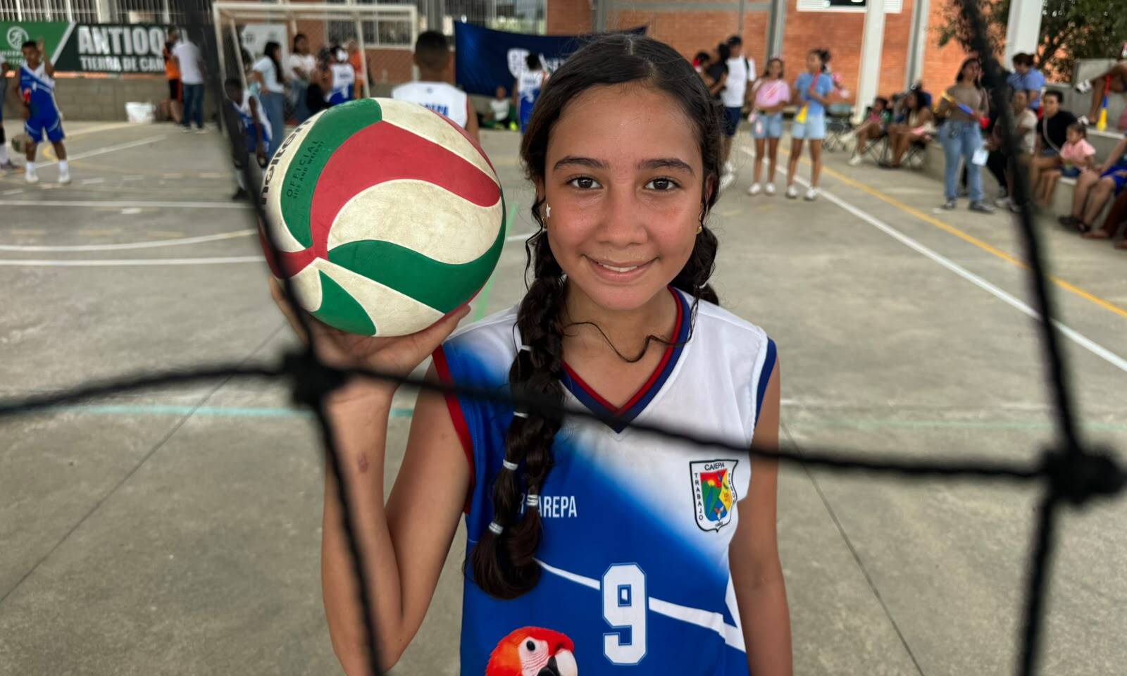 María Isabel Cogollo juega voleibol para Carepa en Juegos Escolares y usa las gafas del Hombre Araña