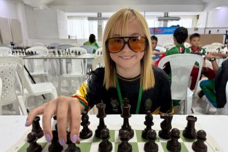 Martina Duva, de La Ceja del Tambo, juega ajedrez mascando chicle en los Juegos Escolares 2026