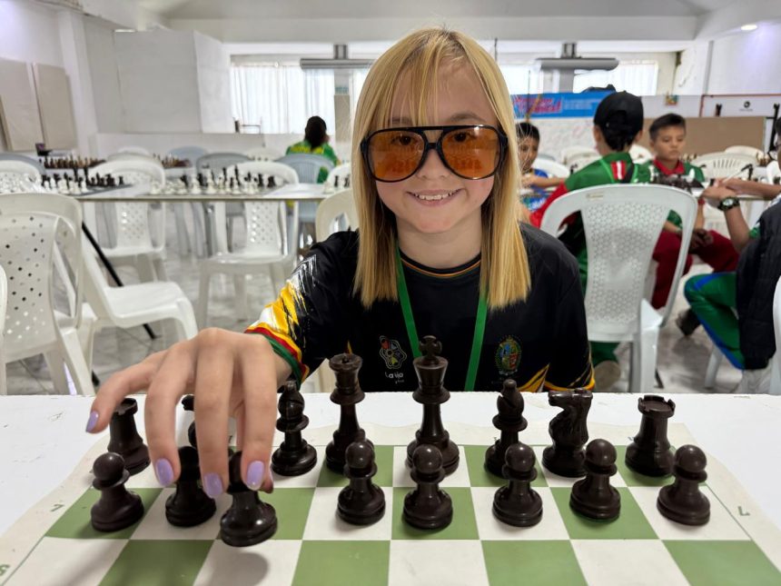 Martina Duva, de La Ceja del Tambo, juega ajedrez mascando chicle en los Juegos Escolares 2026