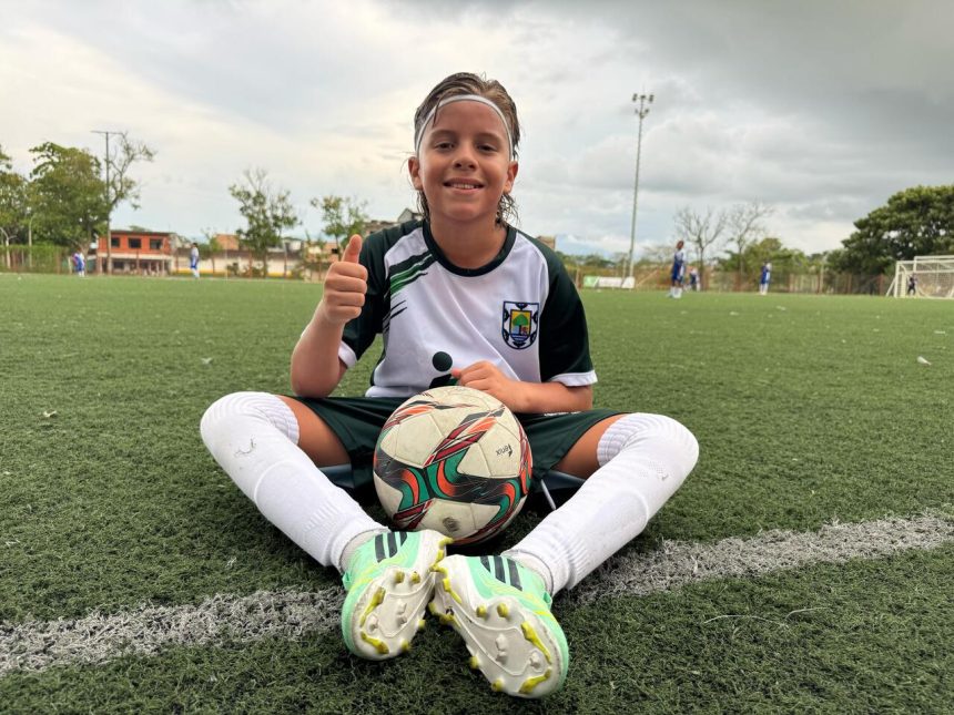 Maximiliano Higuita Velásquez, juega fútbol para Santa Fe de Antioquia, con pinta de argentino