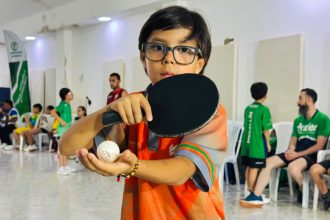 Pablo Torres juega tenis de mesa para Envigado en Juegos Escolares y su entrenador dice que es “carroloco”