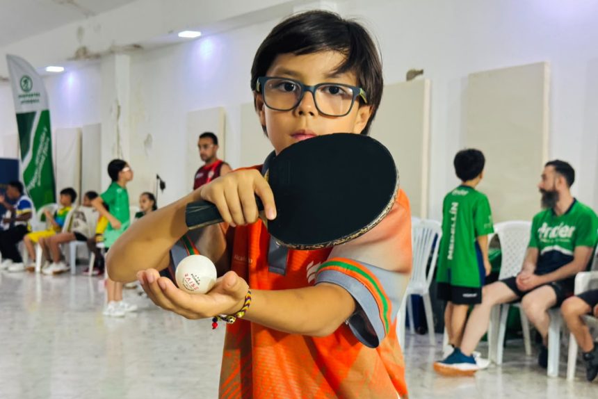 Pablo Torres juega tenis de mesa para Envigado en Juegos Escolares y su entrenador dice que es “carroloco”