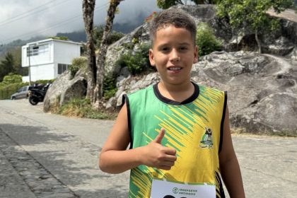 Del periodismo escolar al atletismo: Samuel Alexis Garcés llevó las preguntas de Amagá hasta la pista de Támesis